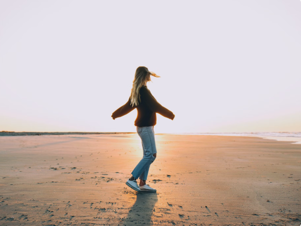A girl enjoyes at the beach
